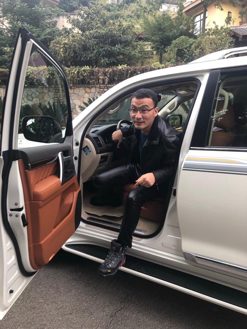 兰德酷路泽(进口)-哪位手能否帮我解决几个问题：18款酷路泽VXR 5700胎压报警灯常亮怎么复位？我已经把胎压都调整到2.5个压包括备胎，但依然没有解除！18款是不是没有轮胎复位键我直没找到复位键；还有跑到120码仪表盘就提醒超速报警，能否在仪表盘设置速限？最后就中控屏开车启动就有段阿拉伯祷告就像伊斯兰念经样如何消除！谢谢????????????