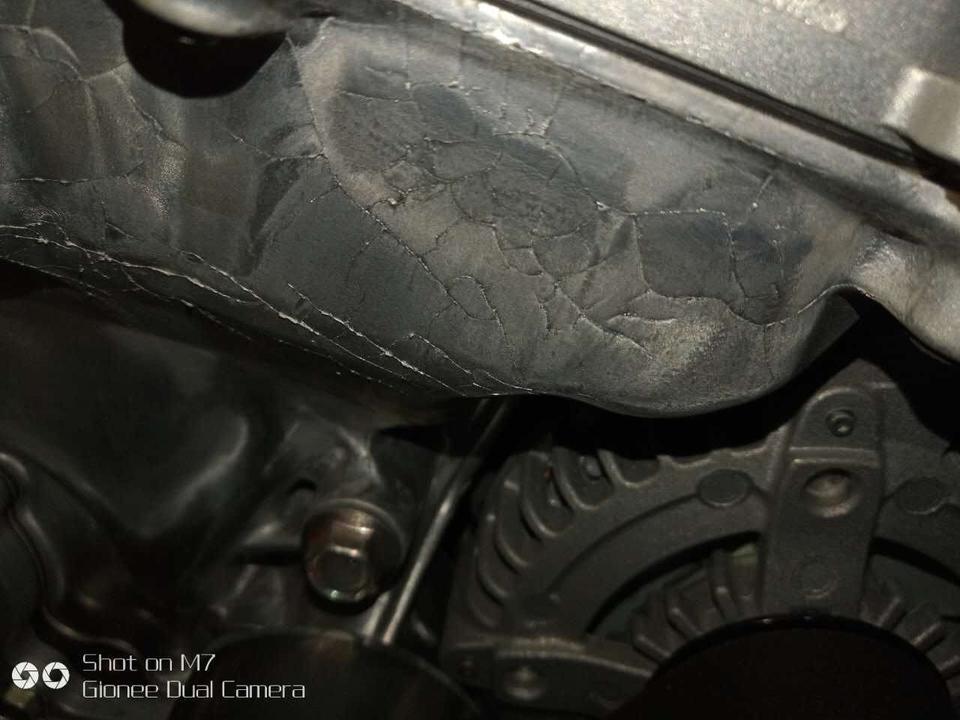 兰德酷路泽(进口)-为什么中东版陆巡发动机外面有很多裂痕，，看了好几辆新车都是这样的，来位大神解释一下