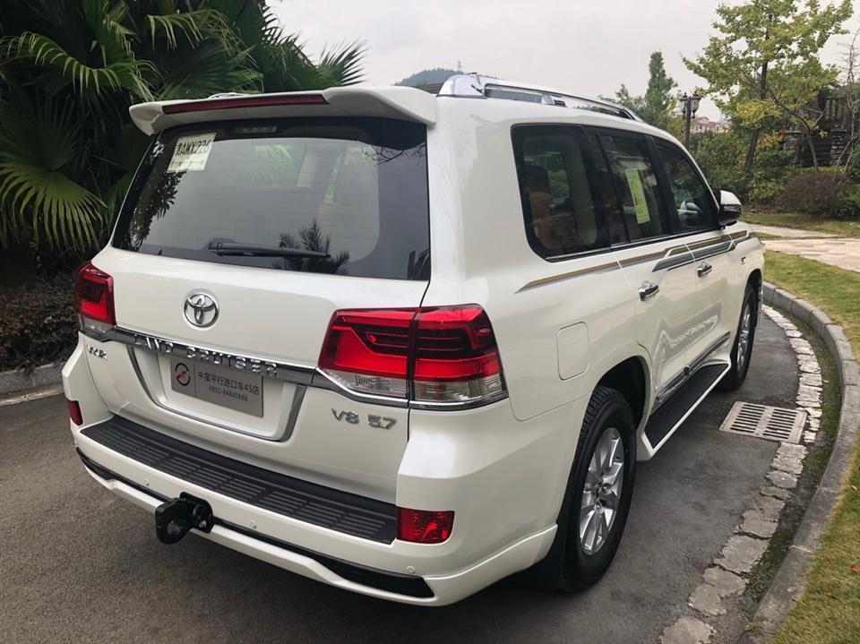 兰德酷路泽(进口)-哪位手能否帮我解决几个问题：18款酷路泽VXR 5700胎压报警灯常亮怎么复位？我已经把胎压都调整到2.5个压包括备胎，但依然没有解除！18款是不是没有轮胎复位键我直没找到复位键；还有跑到120码仪表盘就提醒超速报警，能否在仪表盘设置速限？最后就中控屏开车启动就有段阿拉伯祷告就像伊斯兰念经样如何消除！谢谢????????????