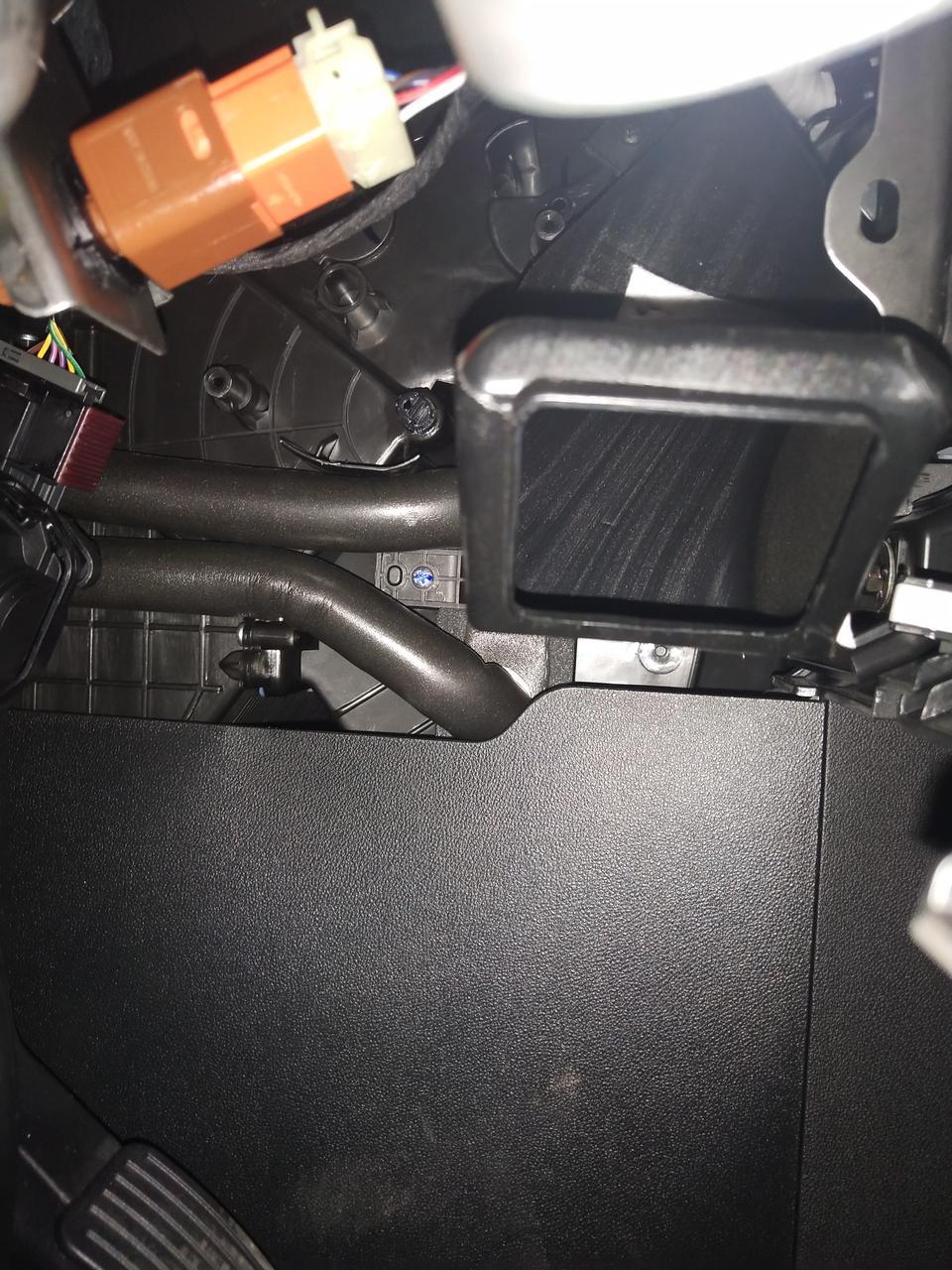 长安cs55-55自动炫色，车友们你们开车的时候右脚会不会感觉到有冷风一直吹，方向盘底下都是图片这个样子么？