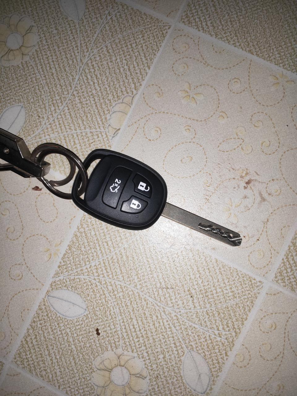 长安cs55-18款手动炫色的车钥匙是什么样的，我的是这样