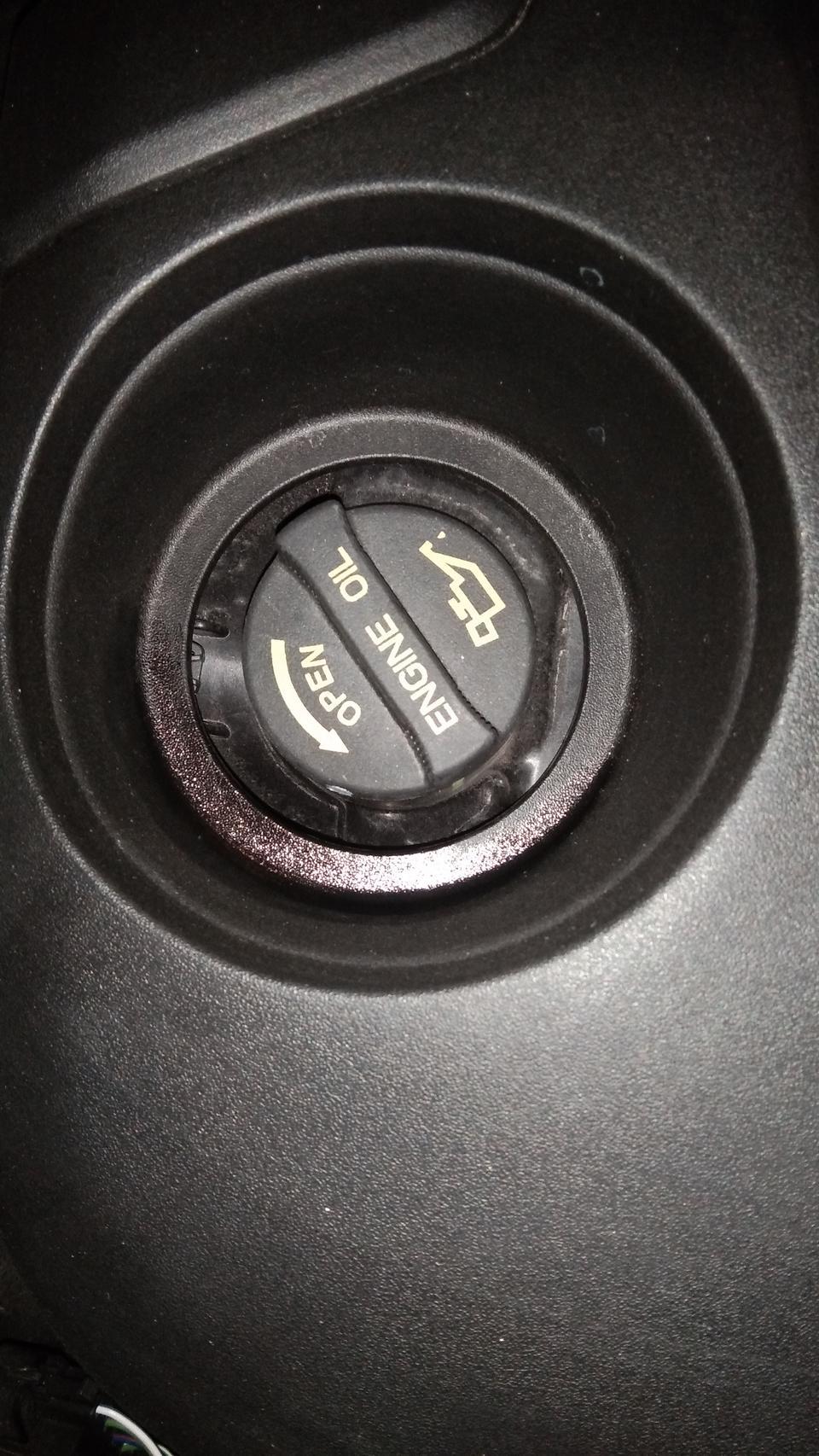 长安cs55-前几天提的新车，发现加机油处有油，是不是4s店加机油了