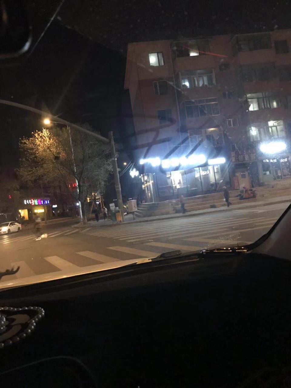 长安cs55-我的55从买上到现在一直挡风上都有一层薄薄的雾吹不下去，对面来车晃一下特别明显，很影响视线.酒精也试过，擦不下去.4S店检查不出来什么毛病，求大神指教.