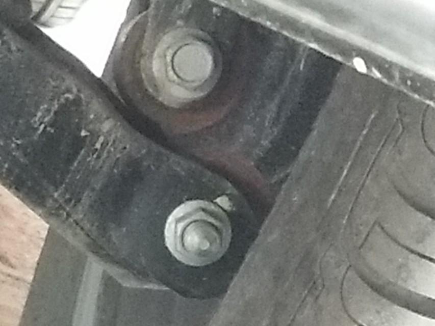 长安cs55-我的长安55才提车3个多月，就生锈啦，两侧都一样，，怎么办，我害怕生锈会越来越严重。。