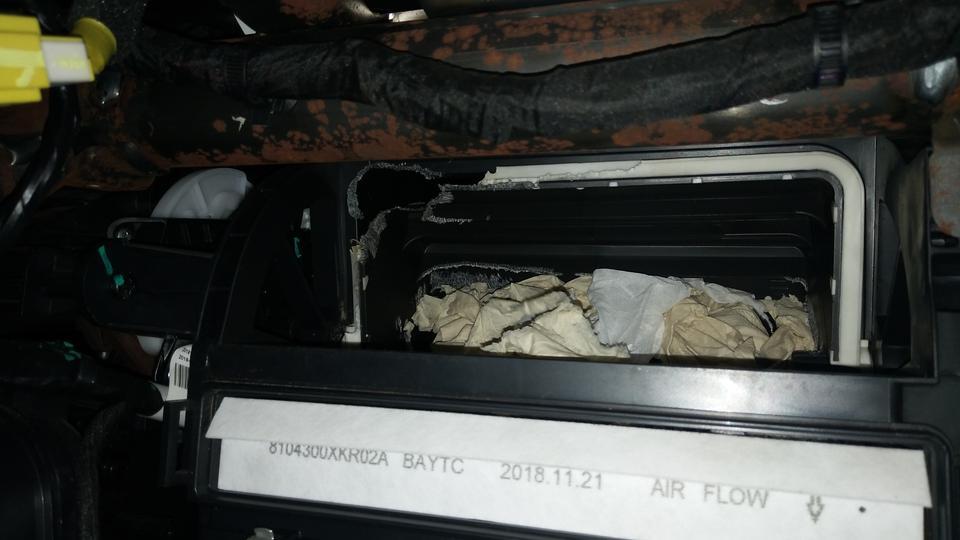 哈弗h2s-停车后老是感觉车里面有什么东西，结果今天换空调滤芯的时候发现原来在这里，现在这个内外循环的门被咬坏了好修吗？大概要多少钱啊？今天去问了下，说要拆中控台，然后杂七杂八的要1000，我想问一下，车友们是这样的吗？