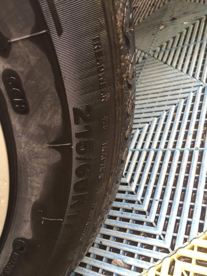 哈弗h2s-问下大家2S的正常胎压是多少 我的一直在220上下浮动 感觉有点少了 但是提车的时候胎压也是220 所以问问大家的胎压是多少 要不要补点气????????