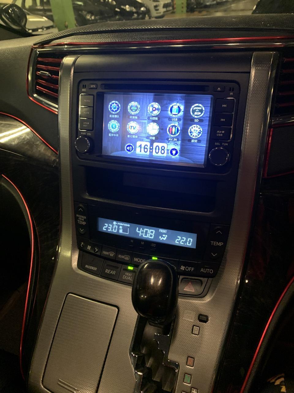 埃尔法-alphard 20系原廠usb插位有麻？
以下圖的usb插又是什麼？
因為我試過插usb,但主控台説usb未連接