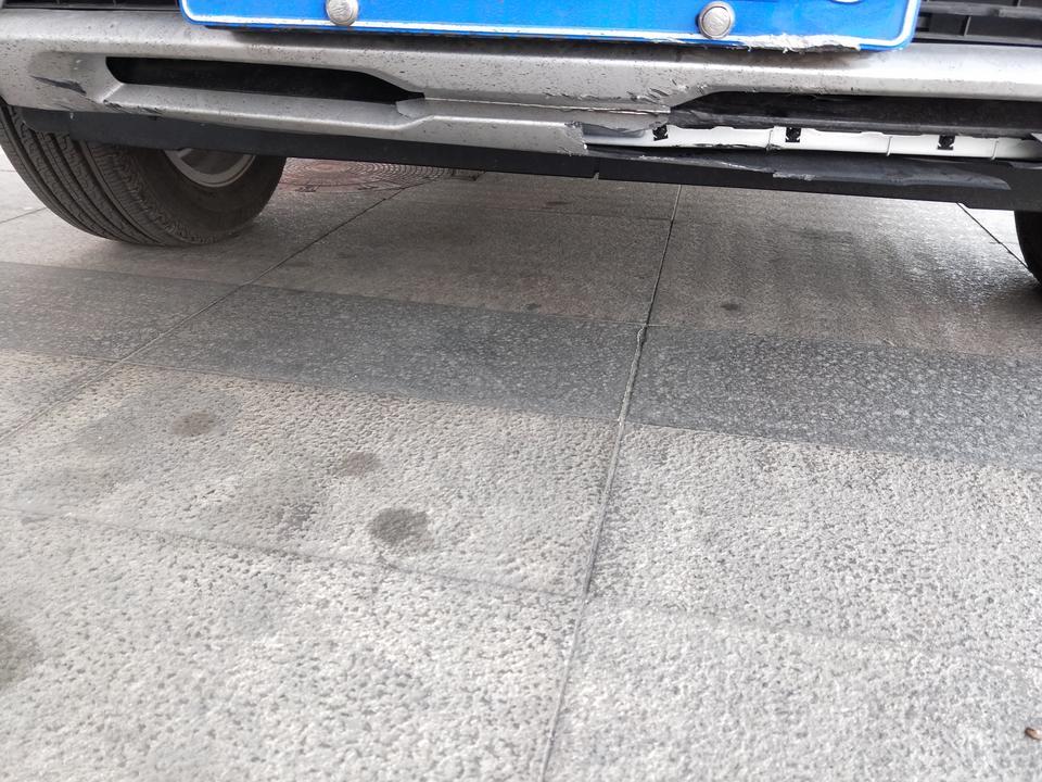 哈弗h2s-前杠碎了，灰色那个壳子碎了，严重吗？维修费用大概在多少，走保险还是自费呢？？