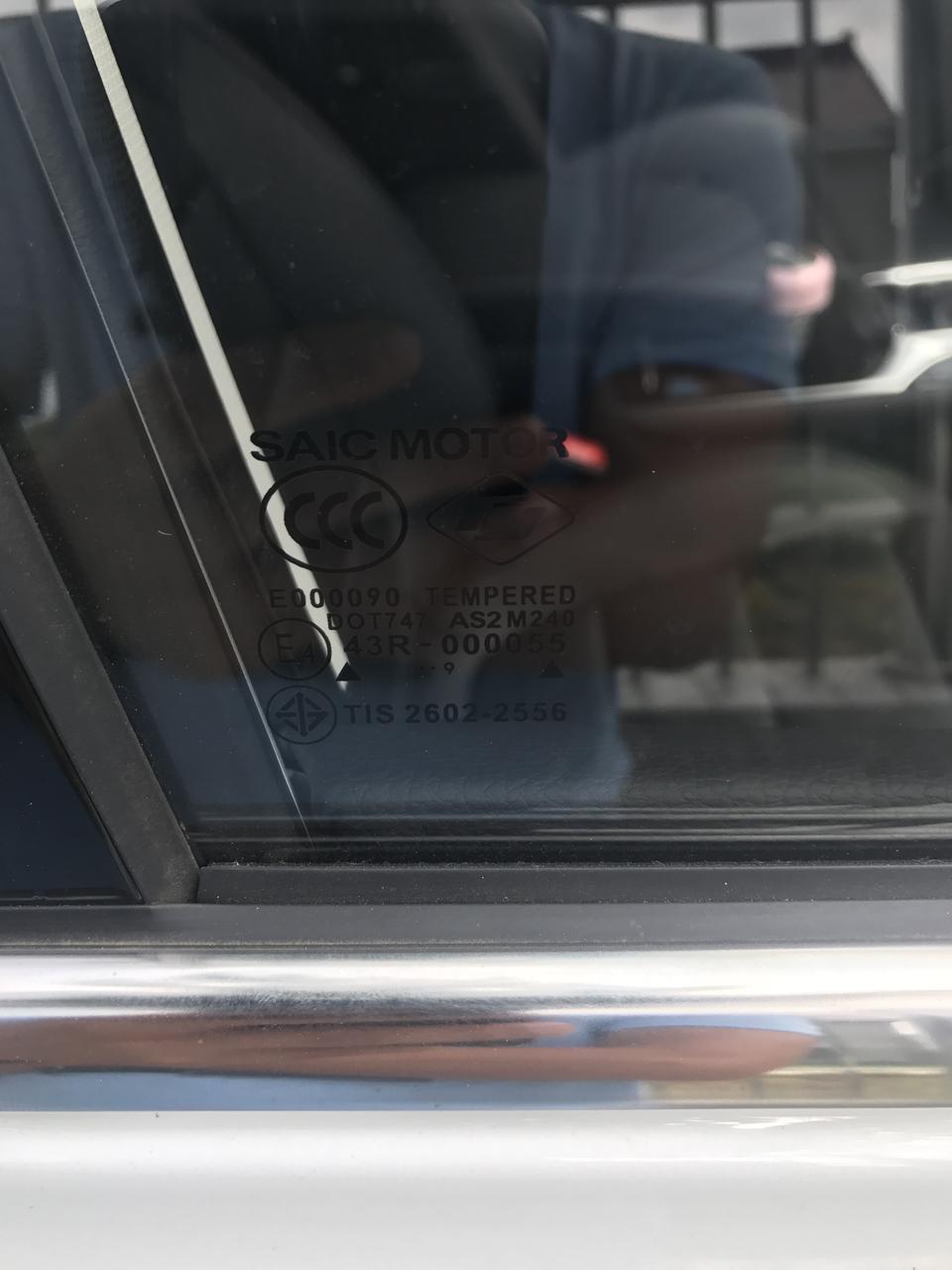 名爵hs 19款6月份的车 后玻璃是我看不懂还是什么这点有点多啊