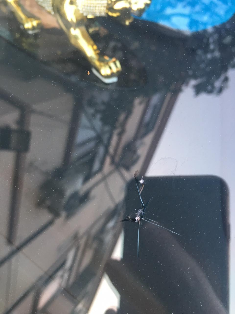 名爵HS，车子高速路上行驶，挡风玻璃被石头砸中，没有买玻璃破损险，这种情况怎么办？需要换挡风玻璃吗？换玻璃需要多少钱呢？可以直接修复吗？求解，谢谢！