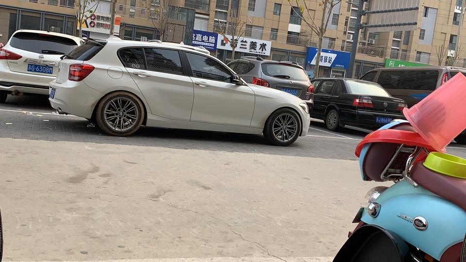 宝马1系(进口)-13年10月份的上个月涡轮接口漏防冻液换了密封圈好了 这里天暖气管漏防冻液比较严重 暖气管在发动力里面 送去修配件要330 说工费贵 得麻烦了 有同漏防冻液的吗