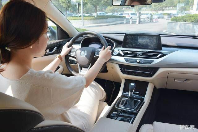 2018睿骋CC自动智雅型，全款和贷款5万两年免息之间相差多少钱？