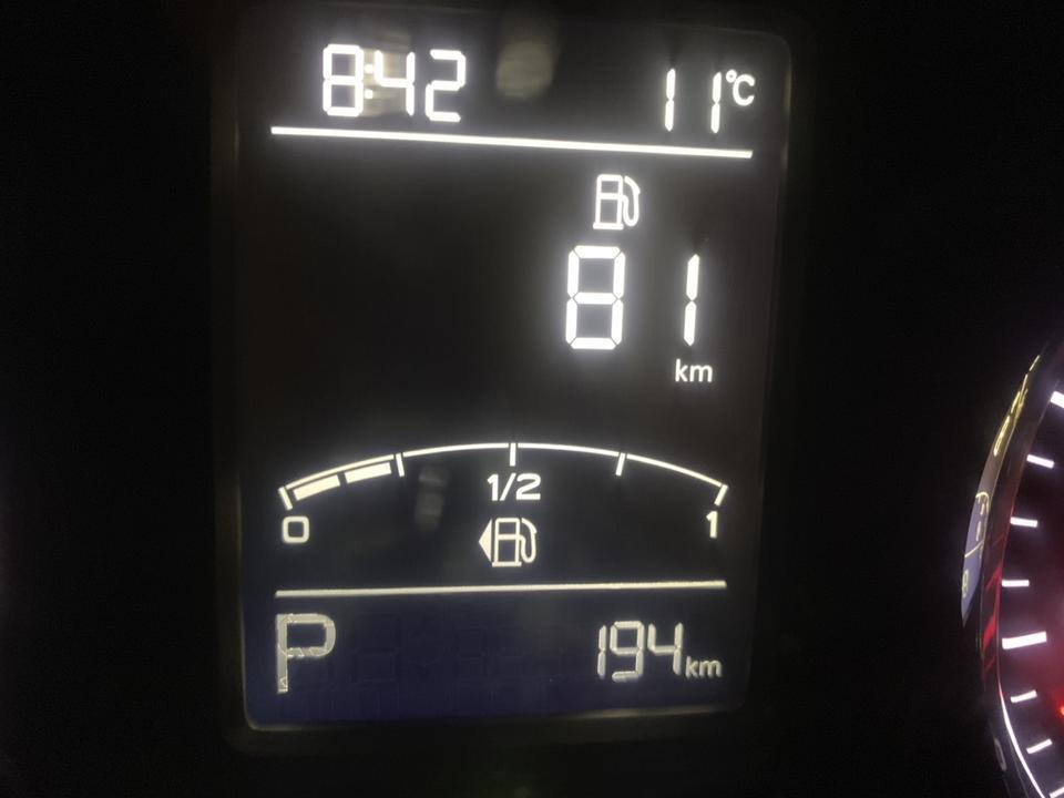 荣威RX8的油耗吓人，提车16KM.去加油站加了350的95号汽油，才开了几天，算开了180公里，只剩80公里续航（实际还能不能开80还是问题）是刚磨合期关系吗，两驱的。。。