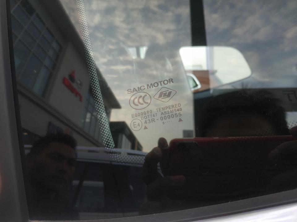 荣威rx8-RX8  四车门玻璃加三角窗 批次不一致，是新车吗?