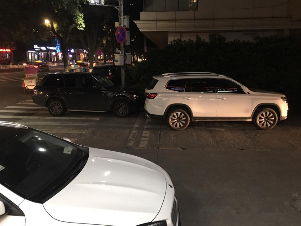 荣威rx8-RX8停着等红绿灯时挂着D档发动机那里都会颤抖下，传递到车厢内 而且还挺明显。如果停那D档挂回N档也会有同样的颤抖。这是什么问题，请教下大师，刚买一个月 行驶了500来公里，不是偶尔是基本每次都会有。