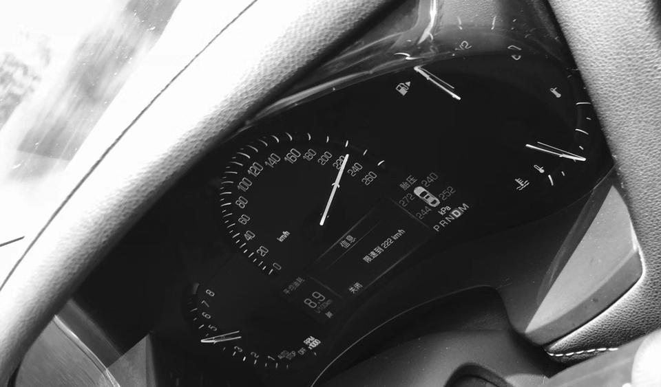 奥迪rs 3-想问一下大佬们，想入手一个rs3，本地没现车，不知道身高190坐在驾驶位上挤吗..顶头吗...