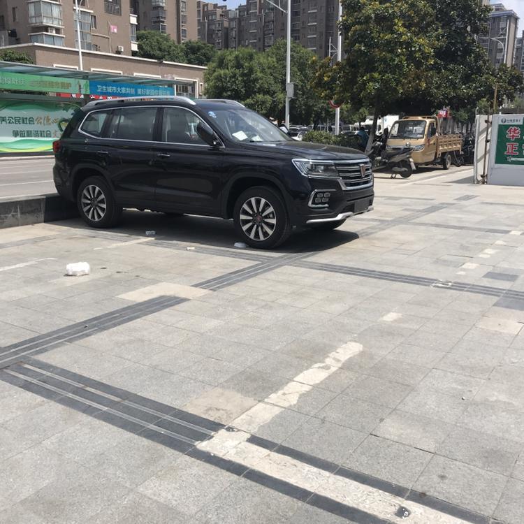 荣威rx8-小弟这周刚提车，现在跑了快一千公里，高速开到115往上，整车就开始震动和抖动，放在杯架里的保温杯，抖的磕在杯架哒哒哒哒响，方向盘也有抖动，屁股也能感觉到，斗胆试了试开到130，发现从115加速到130整个过程一直抖动，不是说到115这个点共振，求问车友们遇到过这个问题吗？