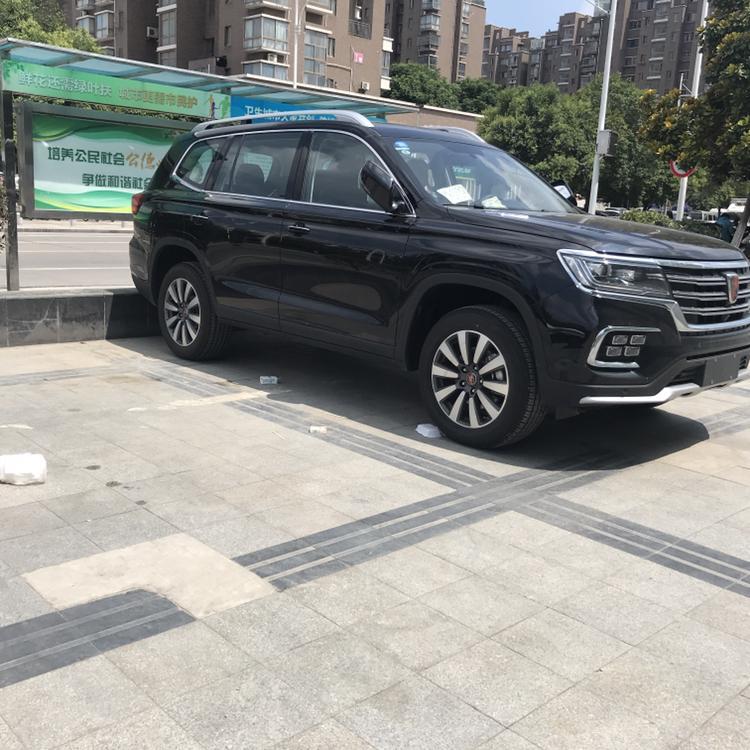 荣威rx8-小弟这周刚提车，现在跑了快一千公里，高速开到115往上，整车就开始震动和抖动，放在杯架里的保温杯，抖的磕在杯架哒哒哒哒响，方向盘也有抖动，屁股也能感觉到，斗胆试了试开到130，发现从115加速到130整个过程一直抖动，不是说到115这个点共振，求问车友们遇到过这个问题吗？
