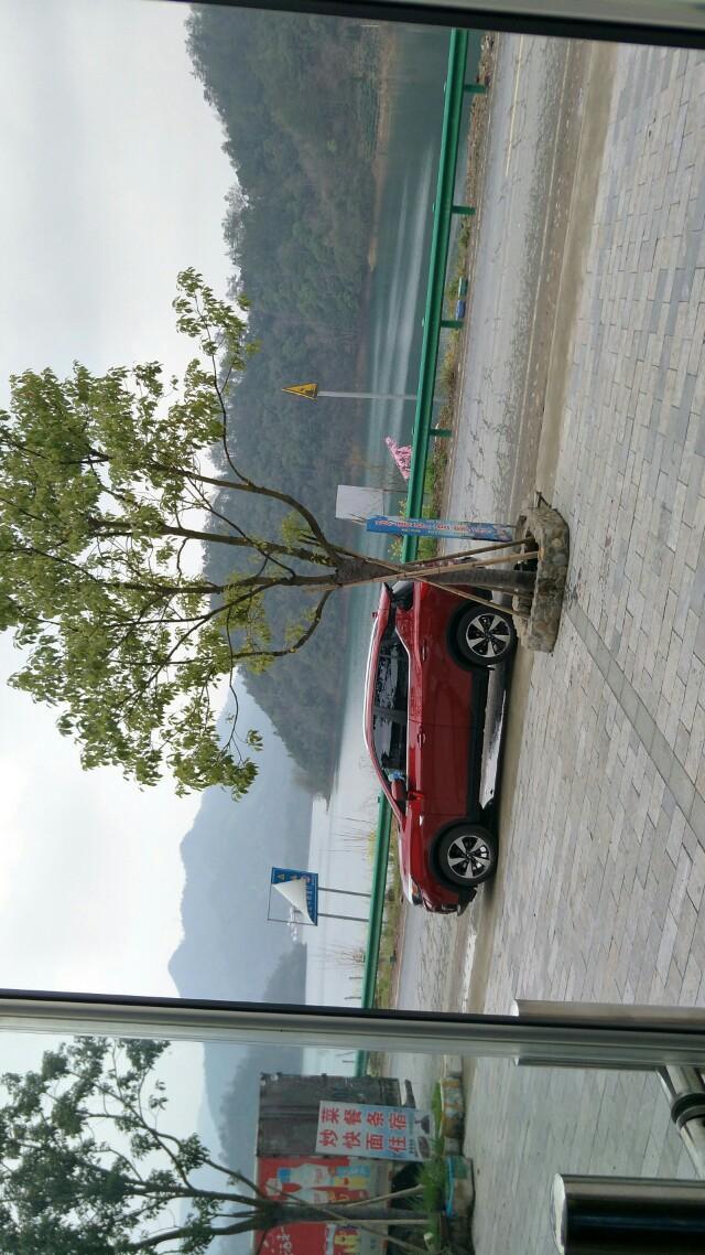 传祺GS3自动豪华版，行驶了六千公里了，总体来说还不错，裸车价十万五千八。最近轮胎有问题了，我弄不明白，维修店也弄不明白。就是右前轮的胎压老是少，gs3核定胎压220kpa就够了，就是右前轮隔个四五天吧，就会少10kpa，成了210kpa，其他三个轮胎胎压都是正常的。我去维修店两次了，人家都说没问题，我问是不是扎到东西了，师傅说不可能，扎到东西跑气不会那么慢。真的无语了，还米其林轮胎。老是跑气，没办法，只能买个小型车载充气泵了，隔三差五的充个气。万能的车友们啊，谁能说说这到底是咋回事啊？为啥右前轮胎压老是