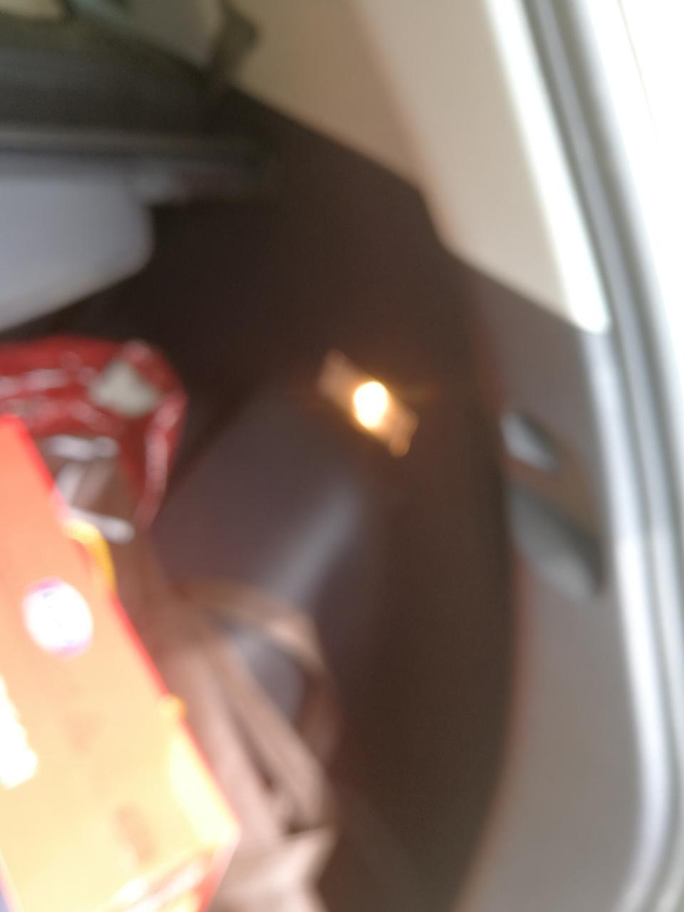 传祺gs3打开后备箱，后备箱里旁边这盏灯亮，后盖的两盏灯为什么不亮？以前都亮啊，昨晚装了行车记录仪狗就不亮了，是什么原因？