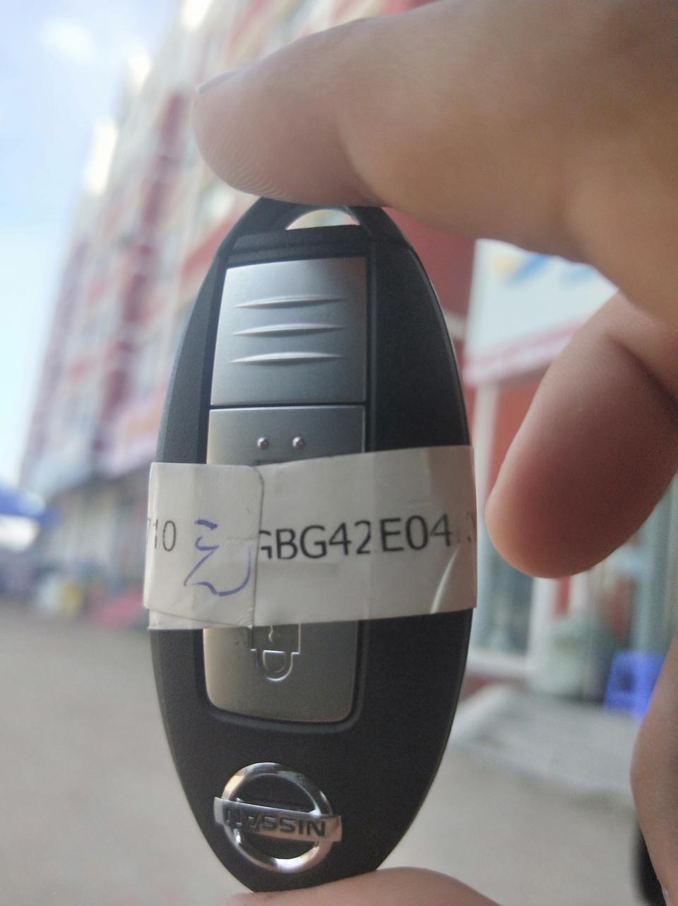 骐达tiida-刚买台19款骐达智享版花了103800裸车，你们买的都多少钱？而且就给我一把钥匙，有人说应该是两把！如果是两把的话是不是都是我图片里的这样的？