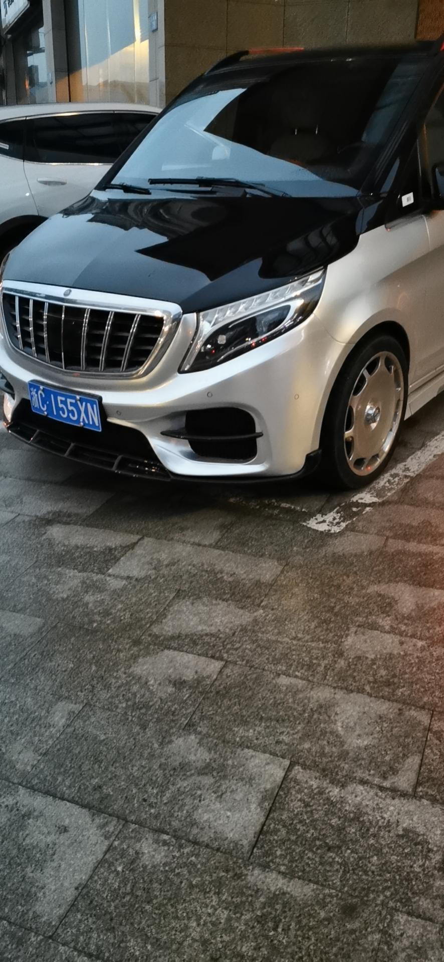 威霆-这是什么车他标志是迈巴赫但是迈巴赫没这个车型吧