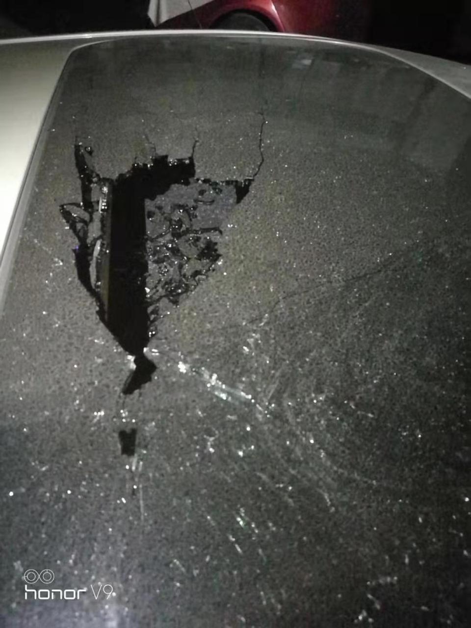 骐达tiida-新车买了一个月不到，停在那里，下班发现天窗破了，我的说是被东西砸到的，有的说是爆了，这个可以走车损险么