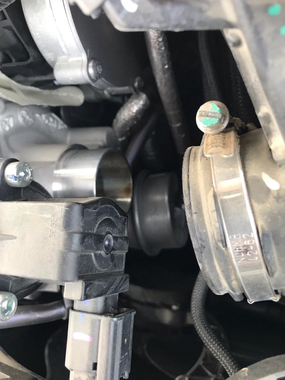 标致5008精英版 1.6T 跑了一万五。  自己换空气滤芯发现涡轮增压器有机油，各位帮忙看看属于正常不。谢谢了