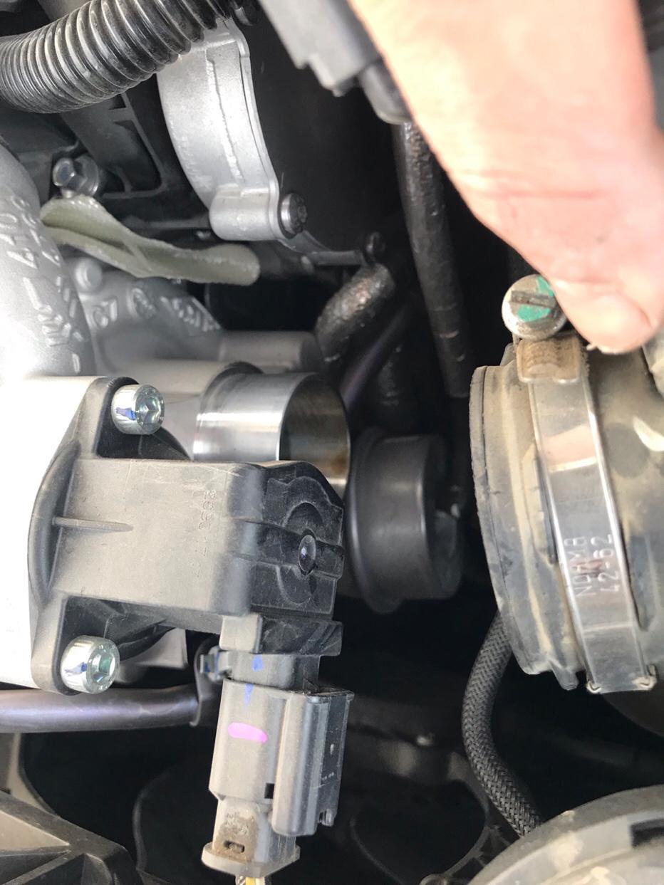标致5008精英版 1.6T 跑了一万五。  自己换空气滤芯发现涡轮增压器有机油，各位帮忙看看属于正常不。谢谢了