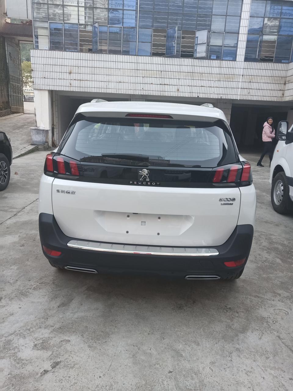 标致5008-我的只免费保养一次第一次是到4S店保养的              第二次保养  我是否能到附近的修理店保养 保养以后 仪表上显示的小扳手？  是否能消失  求解