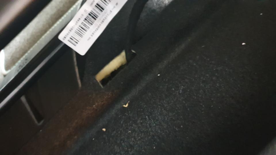 标致5008-问下各位大佬，我得5008主驾驶副驾驶位下面地板有这么串线的孔，这原车就是这样吗？用不用我拿个海绵给堵上？谢谢