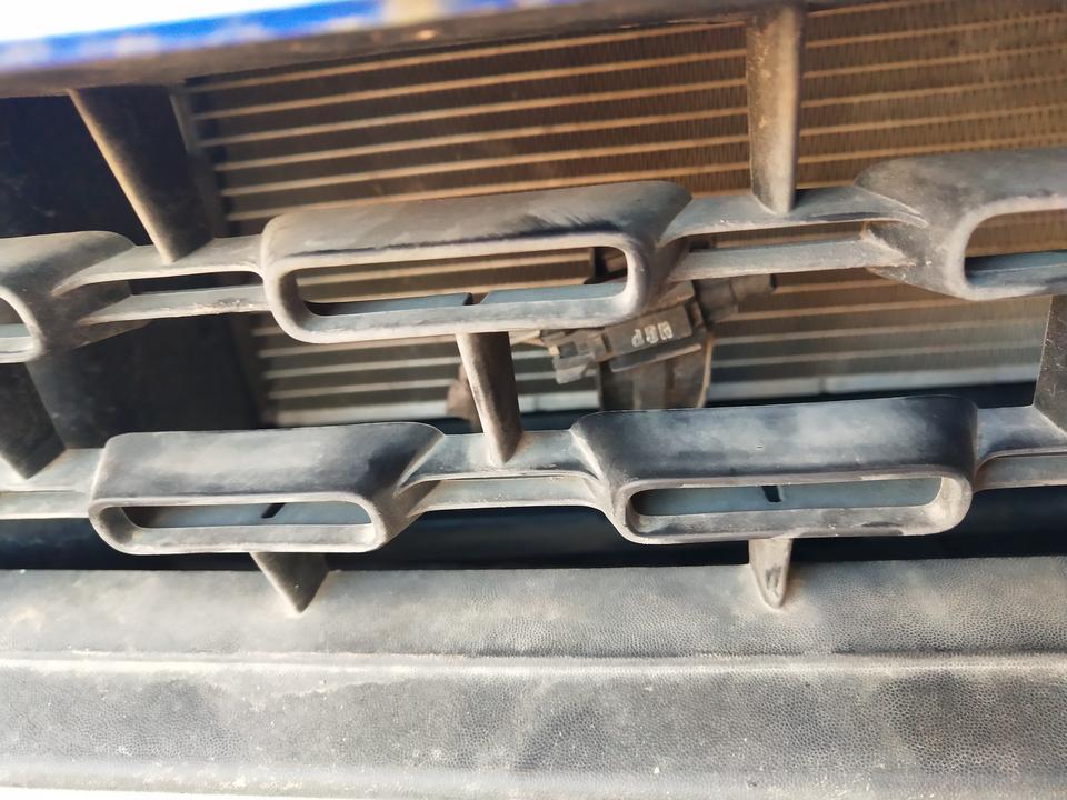 奕跑-各位车友，昨晚碰了一下停车位上的矮护栏。外面保险杠没事，想知道你们车下面是不是也是这样，