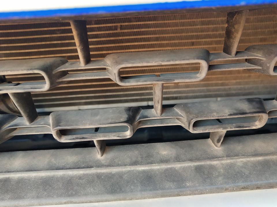 奕跑-各位车友，昨晚碰了一下停车位上的矮护栏。外面保险杠没事，想知道你们车下面是不是也是这样，