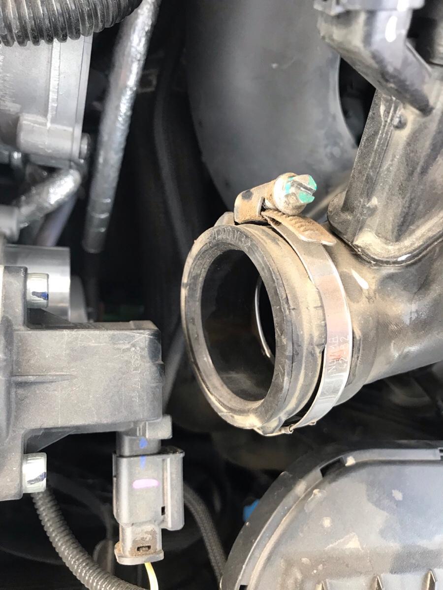 标致5008精英版 1.6T 跑了一万五。  自己换空气滤芯发现涡轮增压器有机油，各位帮忙看看属于正常不。谢谢了