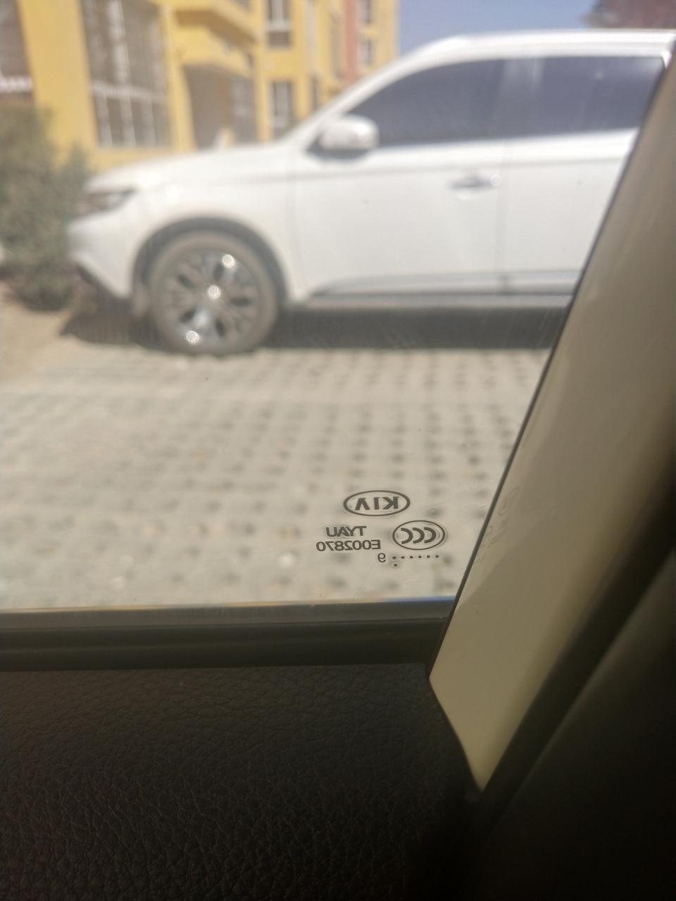 奕跑-你们新车玻璃年份都一样吗