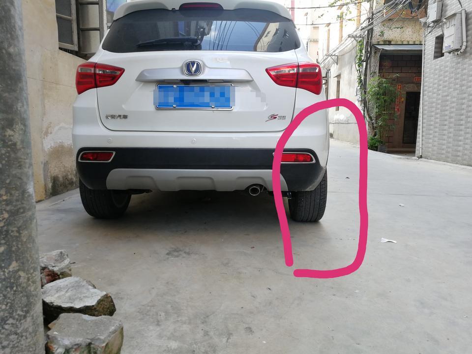 长安cs35-朋友们，我的17款长安经典cs35两个后轮胎看起来不平衡，右后轮看起来有点倾斜，这样子正常吗？