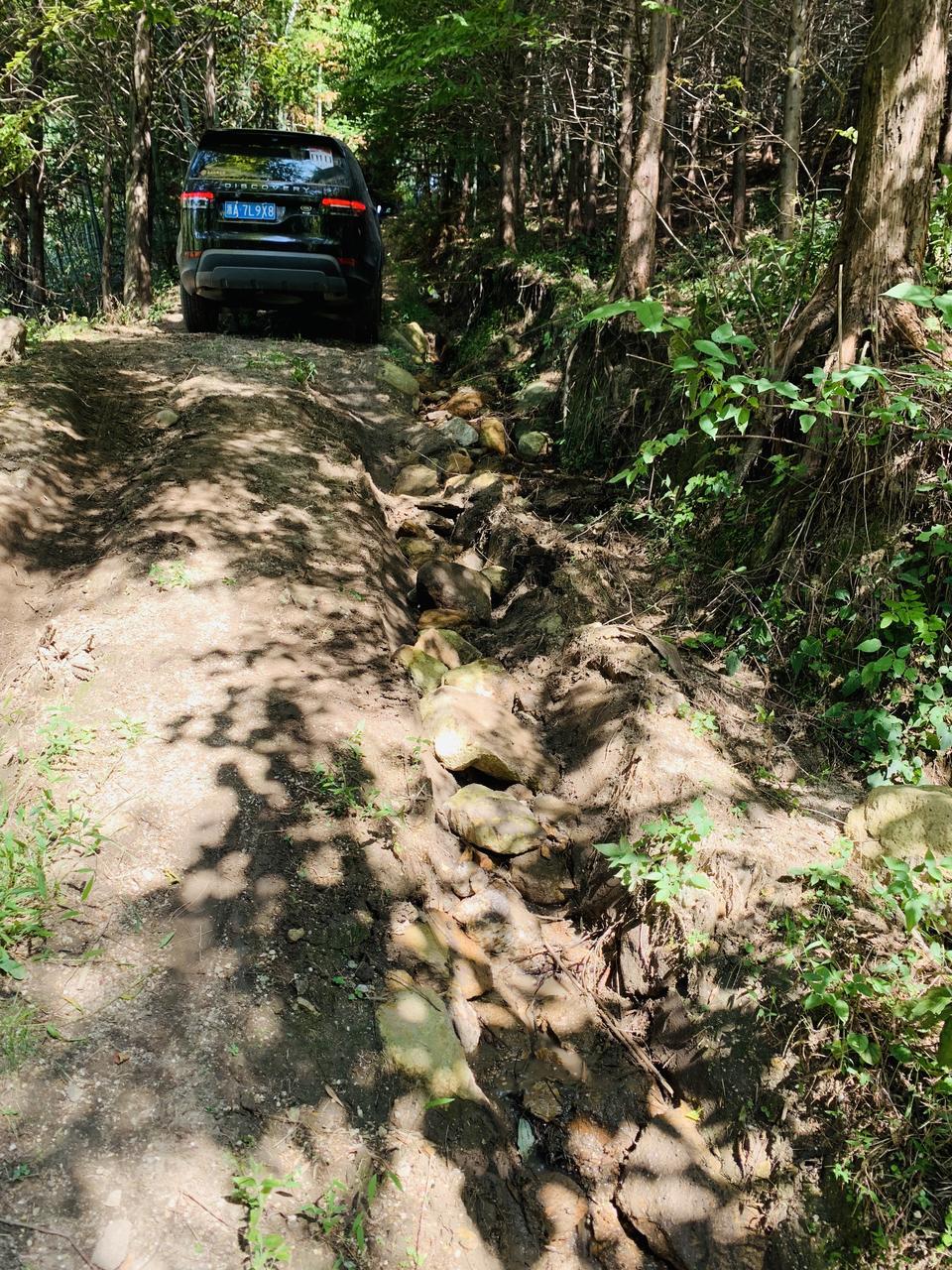 路虎发现5  在越野的时候   陡坡或者泥泞路面  爬山 请问大家防滑系统关闭吗？很多车友说防滑系统要关闭  不然爬难度的破上不去，请高手解答   如图这样类似的坡度