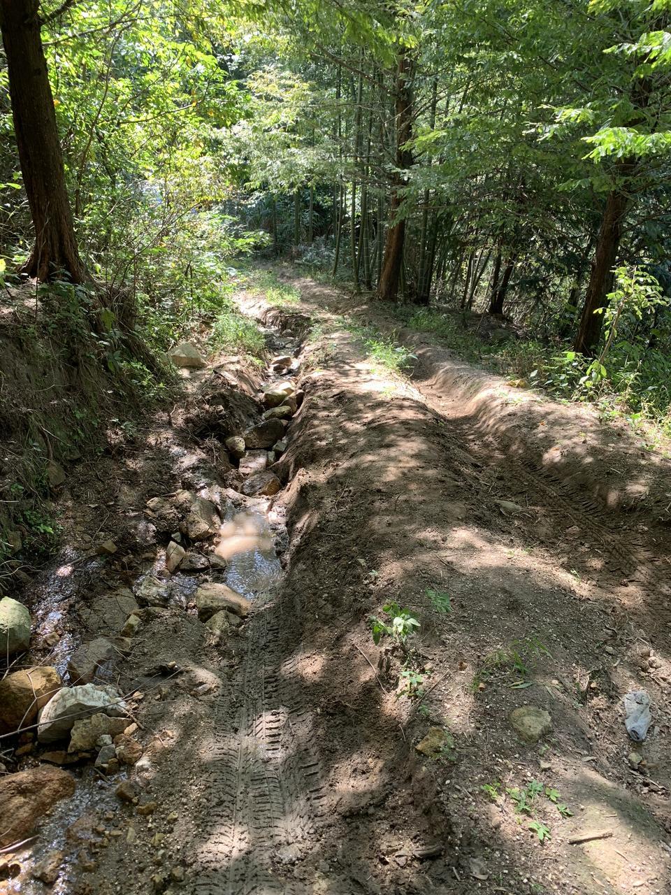 路虎发现5  在越野的时候   陡坡或者泥泞路面  爬山 请问大家防滑系统关闭吗？很多车友说防滑系统要关闭  不然爬难度的破上不去，请高手解答   如图这样类似的坡度