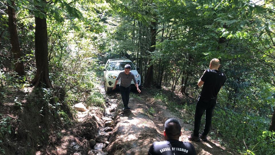 路虎发现5  在越野的时候   陡坡或者泥泞路面  爬山 请问大家防滑系统关闭吗？很多车友说防滑系统要关闭  不然爬难度的破上不去，请高手解答   如图这样类似的坡度