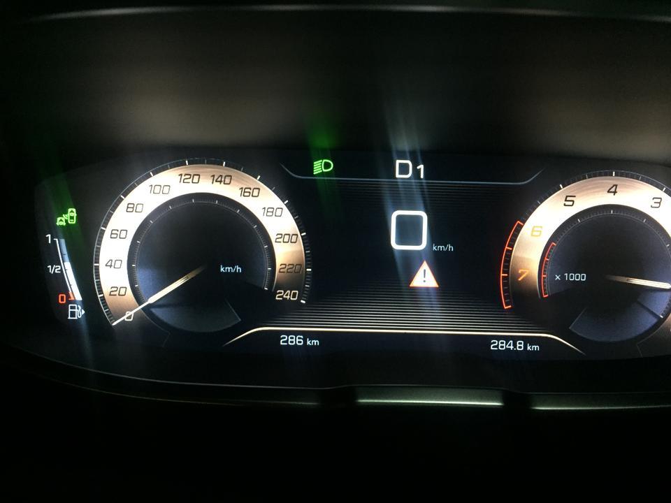 标致4008-4008GT仪表盘出现白色三角形里面黑色感叹号！是什么情况？哪位大神知道