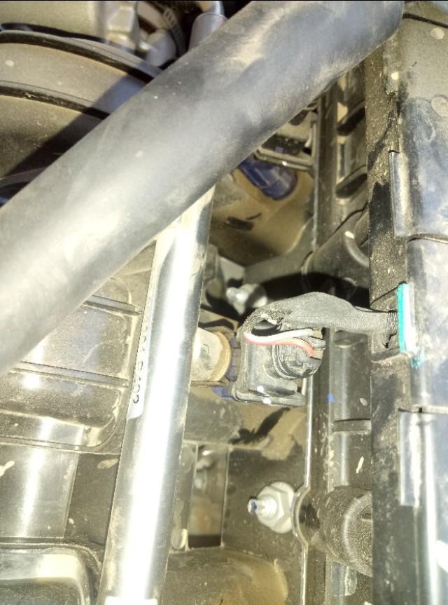 逸动dt-朋友们，帮帮忙，我这个是不是喷油嘴漏油，，才跑四千五百，公里，车子半年了，谢谢你们了。
