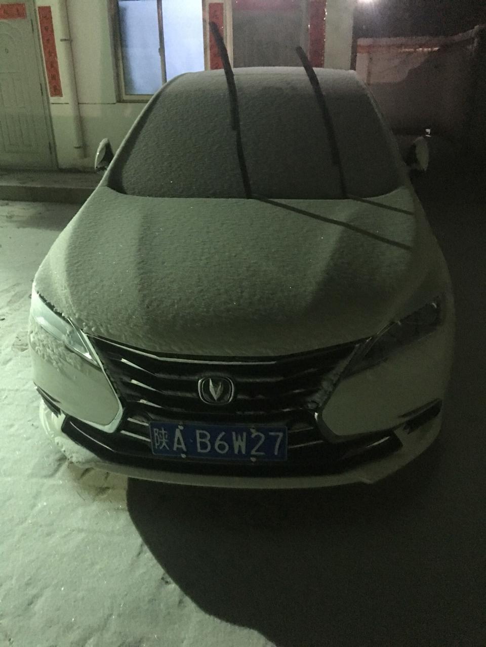 逸动DT这款车方向盘有没有按键背景灯光呢？