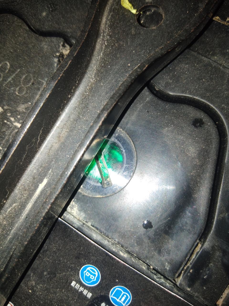 哈弗h2-刚买的15年出厂的h2手动高配，这几天出现点火的时候滋滋响  点不着，有时候就着了
点火的时候仪表盘多媒体瞬间断电车着了就好了，   
有时候点了方向盘老重了，灭车在点一次就好了，
电瓶自检口就绿色的    
老司机们有没有这种情况，怎么解决