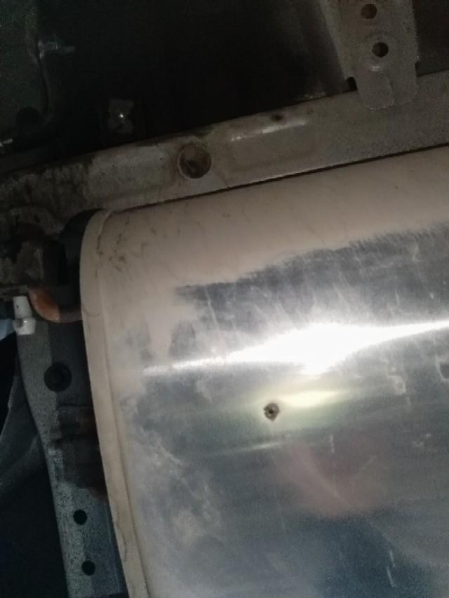 哈弗H2连接排气管的箱子上有一个小孔是怎么回事？请教高手指点下，我是新手，谢谢。