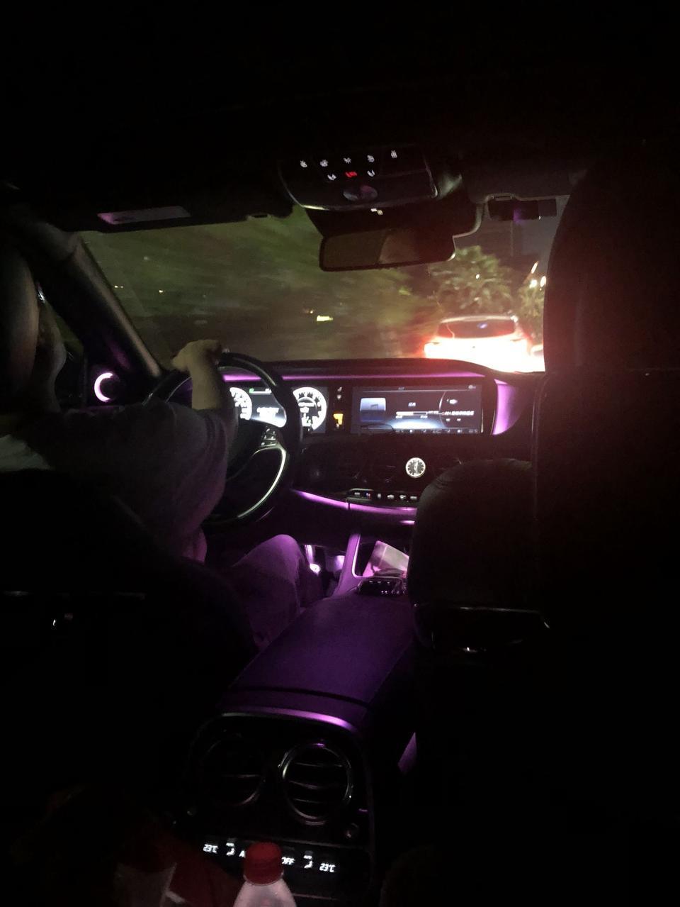 奔驰s级amg-奔驰s65前排音响有声音，后排只有一点声音，并且两个天窗中间那个中置没有声音，后面挡风玻璃那部分音响也没声音，不知道怎么调，求神指教
