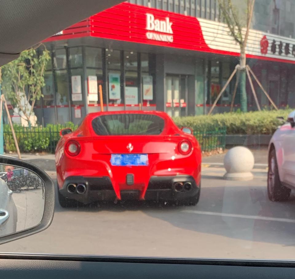 法拉利488-各位车神们好，我是一名汽车小白妹子，我家离马路很近，这辆车已经连续2个月凌晨1点-凌晨4点回来炸街，关键还不是轻踩油门停好车就回家，这位没素质的，每次都在这条小路上炸10分钟以上，才慢慢悠悠轰几脚油门把车停好，或者轰10几分钟后又开走，好多次半夜被炸醒，我家还是隔音玻璃，我今天终于看到是一辆法拉利，但是我家这边顶多属于中档小区，我觉得开这种几百万车的人住我们这有点不现实，关键他还没车位，只能每天夜里回来停马路上，白天就走，请各位车神帮看看是不是法拉利？或者有没有非法组装？真的不堪其扰！！
