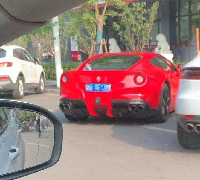 法拉利488-各位车神们好，我是一名汽车小白妹子，我家离马路很近，这辆车已经连续2个月凌晨1点-凌晨4点回来炸街，关键还不是轻踩油门停好车就回家，这位没素质的，每次都在这条小路上炸10分钟以上，才慢慢悠悠轰几脚油门把车停好，或者轰10几分钟后又开走，好多次半夜被炸醒，我家还是隔音玻璃，我今天终于看到是一辆法拉利，但是我家这边顶多属于中档小区，我觉得开这种几百万车的人住我们这有点不现实，关键他还没车位，只能每天夜里回来停马路上，白天就走，请各位车神帮看看是不是法拉利？或者有没有非法组装？真的不堪其扰！！