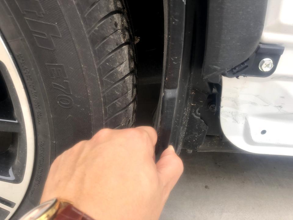 奕歌-谁可以告诉我侧门下装饰板被路牙子刮了换一下要多少钱吗？