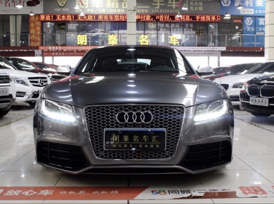 奥迪s5-今天看上一款S5，11年7月上的牌，八万多公里，给我报价28.8，我砍到25.5，外观是贴了膜的，内饰磨损看着中等吧、请问多少价钱买合适？请问这是10款的还是12款的，卖车的告诉我是12款的，但是看着和汽车之家上面的12款大灯和方向盘不一样呀？怎么和10款的是一摸一样的呀？跪求帮助！