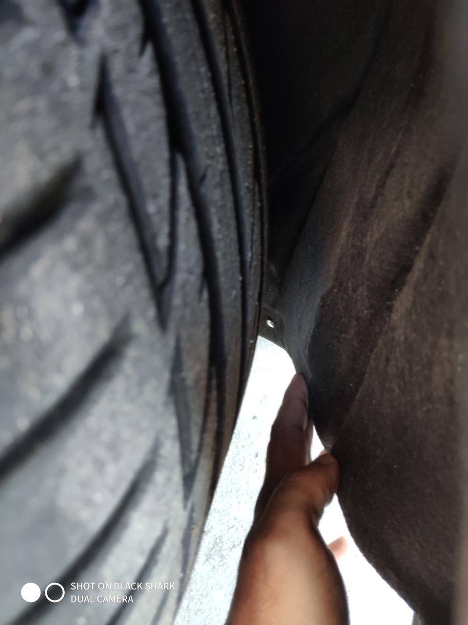 奥迪s5-S5后轮挡板里侧离轮胎很近 用手往后按发现有一个小圆孔 左右两边都是这种情况，这个正常吗？底盘没磕过